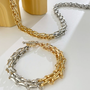 Modernes zweifarbiges Halsketten- und Armbandset in Gold und Silber mit Knebelverschluss