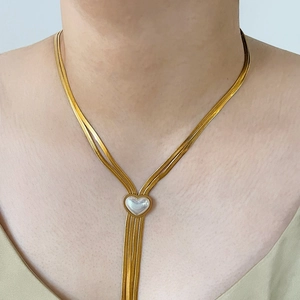 Collier double rang en acier doré avec pendentif cœur en perle et élégant gland