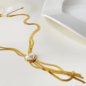 Collier double couche en maille serpent dorée avec pendentif perle de cœur