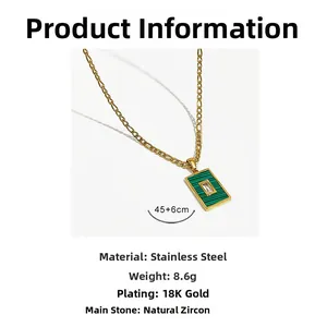 Detail van 18K vergulde roestvrijstalen ketting met groene steen en zirkoon hanger