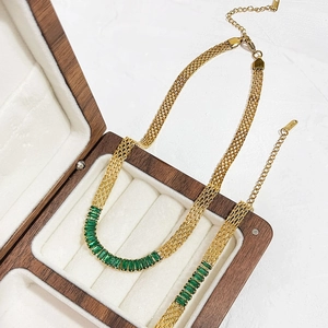 Conjunto de collar y pulsera de malla dorada con detalles de circón verde esmeralda