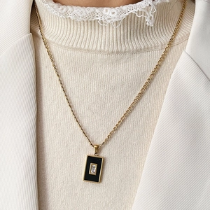 Minimalistische gouden roestvrijstalen ketting met zwart rechthoekig hanger van zirkonia