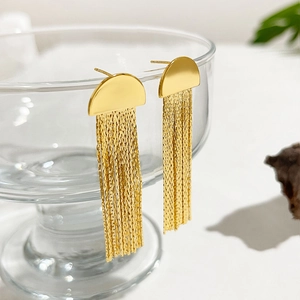 Élégantes boucles d'oreilles demi-cercle dorées avec de longs glands en chaîne métallique