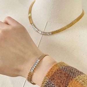 Conjunto de collar y pulsera de malla dorada con incrustación de circón blanco