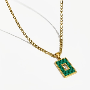 Gouden Figaro ketting met groene malachiet hanger en witte zirkonia inlegwerk detail