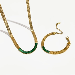 Conjunto de collar y pulsera de malla dorada con piedras de circonita verde esmeralda