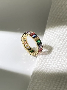Makroaufnahme des 18K Gold-Regenbogenrings mit bunten Zirkoniasteinen im Rechteckschliff
