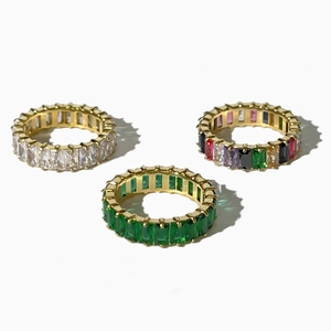 Drei 18K vergoldete Eternity-Ringe mit weißen, grünen und bunten Zirkonia-Steinen