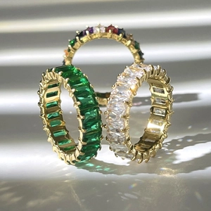 18K Gold Eternity Ring mit Zirkonia im Smaragdschliff in Grün, Weiß und bunten Steinen