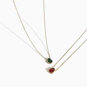 Retro 18K vergoldete Titanhalskette mit roten und grünen Tropfen-Zirkonia-Anhängern