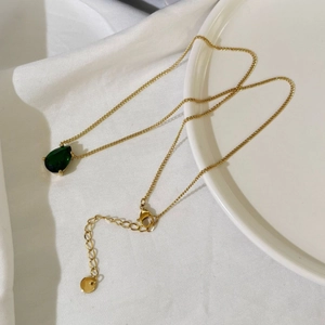Vintage 18K Gold Titan Halskette mit einem birnenförmigen grünen Zirkonia Anhänger