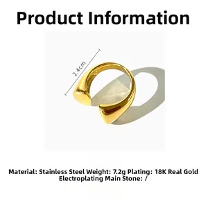 Detail eines 18K vergoldeten breiten offenen Rings mit 2,4 cm Breite und glatter Oberfläche