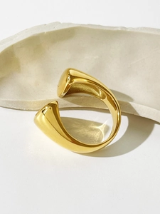 Nahaufnahme eines glatten 18K vergoldeten Edelstahlrings mit poliertem Finish