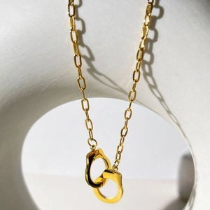 18K gold-plated stainless steel necklace with interlocking handcuff double ring pendants