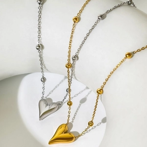Colliers coeur en or 18 carats et argent polis avec chaîne perlée sur support