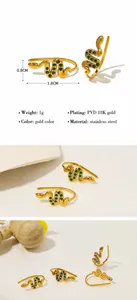 Detail van de 18K vergulde slangen-oorring met groene en witte zirkonia inlegwerk