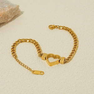 Détail du bracelet gourmette en acier titane doré avec cœur évidé et étiquette S.STEEL