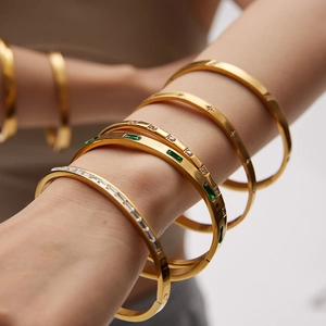 Set van 18K vergulde roestvrijstalen armbanden met zirkoon en groene edelstenen