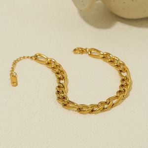 Bracelet élégant en acier titane doré pour femmes avec chaîne Figaro et fermoir réglable