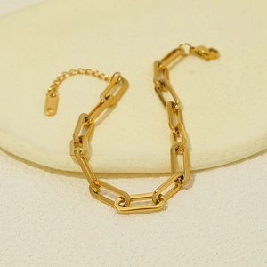 Bracelet chaîne trombone en acier titane doré minimaliste avec un pendentif lettre D
