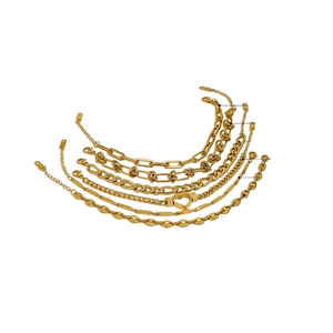Lot de sept bracelets en acier inoxydable doré avec motifs cœur et maillons divers