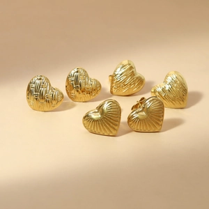 Drie paar 18K goudvergulde hartvormige oorknopjes met diverse vintage textuurdetails