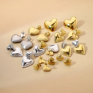 Collectie van hartvormige oorknopjes van titaniumstaal met 18K goud en zilver coating