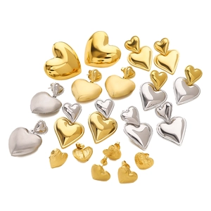 Collectie van 18K goud en zilver hart oorbellen met gepolijste en geborstelde details
