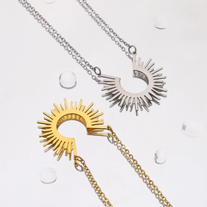 Colliers avec pendentifs soleil en acier titane doré et argenté sur chaînes fines