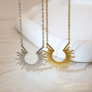 Détails des colliers soleil en or et argent avec des chaînes en métal poli et brillant