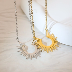 Détails de pendentifs rayons de soleil en or et argent sur chaînes délicates