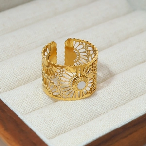 Anillo dorado ajustable con diseño de girasol e incrustación blanca en estuche