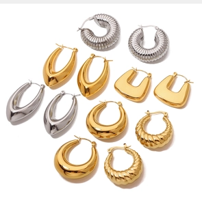 Collectie gepolijste goud- en zilverkleurige titanium stalen oorringen in vormen