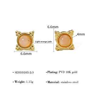 Detailopname van vierkante 18k gouden oorbellen met 4mm stenen en afmetingen