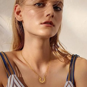 Collier chic en acier inoxydable doré avec pendentif rayon de soleil pour femmes