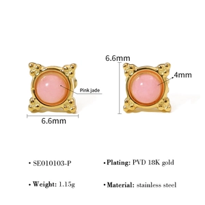 Macro detail van vierkante PVD 18K goud vergulde rvs oorknopjes met roze jade steen