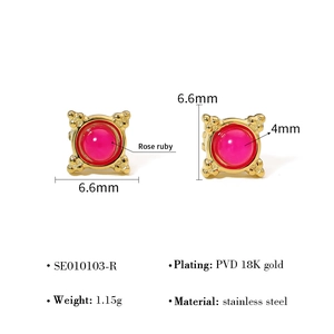 Detail van 18k vergulde vierkante oorbellen met roze robijn en de afmetingen