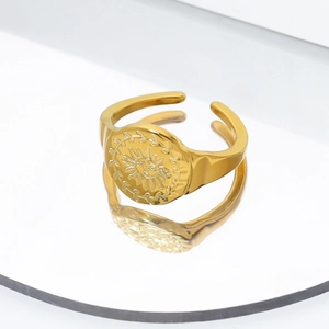 Gepolijste 18K goud titaniumstalen open ring met een gegraveerd zonnemotief