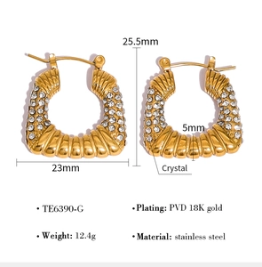 Detalle de pendientes de acero inoxidable chapados en oro 18K PVD con cristales finos