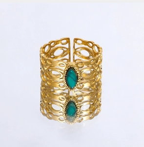 Detail van vintage opengewerkte gouden ring met marquise-vormige turkoois
