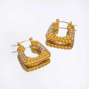 Pendientes de Aro Trenzados de Acero Inoxidable Zirconia Chapados en Oro de 18K PVD Pendientes Huggie Acanalados en Forma de U Mujeres