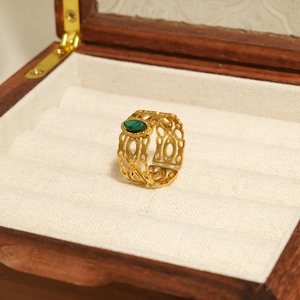 Vintage gouden roestvrijstalen ring met groene malachiet en opengewerkte details design