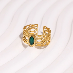 Franse vintage roestvrijstalen open ring met hol snijwerk en groene marquise-steen