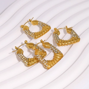 Dos pares de pendientes de aro en acero de titanio dorado con textura y circonitas