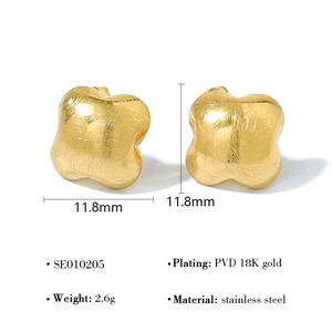 Detail van 11,8 mm gouden klaver oorknopjes met PVD 18K gouden beplating afmetingen