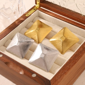 Minimalistische geometrische piramide oorknopjes in goud en zilver met geborstelde finish