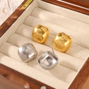 Minimalistische geborstelde metalen kubus oorknopjes in goud en zilver set