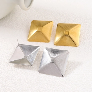 Minimalistische geometrische vierkante oorknopjes met geborstelde goud en zilver texturen
