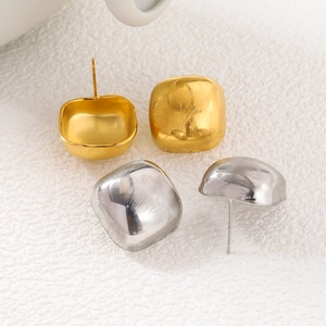 Minimalistische geborstelde metalen kubus oorknopjes in goud en zilver voor dames