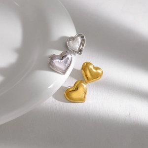 Minimalistische gebürstete Herzohrringe in Gold und Silber mit mattem Finish